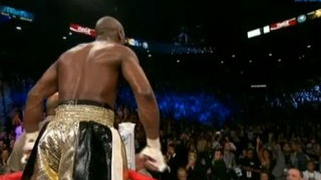 Mayweather sifflé après le combat du siècle