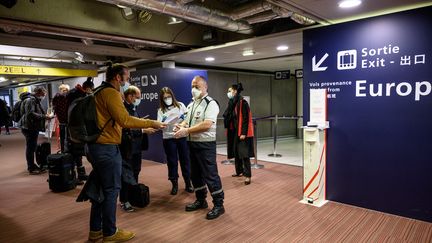 Un contrôle des tests PCR à l'aéroport parisien Roissy-Charles-de-Gaulle, en février 2021. (BERTRAND GUAY / AFP)