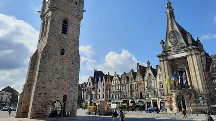 Le&nbsp;beffroi de Béthune, est classé Monument Historique en 1862, le 25 avril 2022. (NOÉMIE BONNIN / RADIOFRANCE)