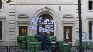 Des élèves ont tenté de bloquer le lycée Turgot, Paris, le 3&nbsp;novembre 2020. (NICOLAS PORTNOI / HANS LUCAS / AFP)