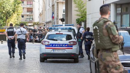 La police s'est rendue sur les lieux de l'attaque de militaires par un véhicule, le 9 août 2017 à Levallois-Perret (Hauts-de-Seine). (IRINA KALASHNIKOVA / SPUTNIK)