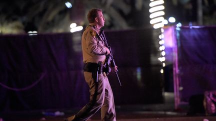 Un policier après la fusillade à Las vegas, le 1er octobre 2017. (DAVID BECKER / GETTY IMAGES NORTH AMERICA)