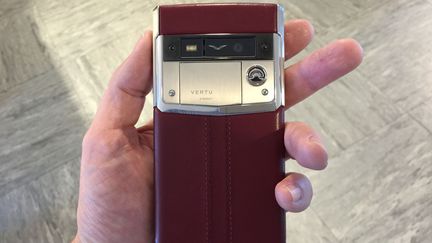 &nbsp; (Smartphone Vertu Signature Touch © JC)