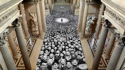 &nbsp; (Les centaines de visage s'affichent sous la coupole du Panthéon © JR-ART.NET)