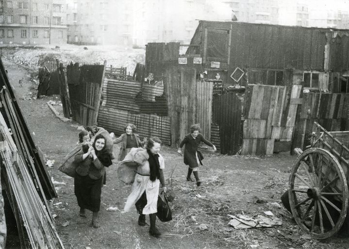 Photographe anonyme
Chiffonnières sur la Zone 
France, vers 1940
 (Courtesy Galerie Lumière des roses)