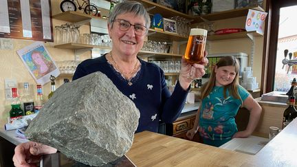 Françoise dans son bar à Troisville, accompagnée de sa petite-fille Léna. (BORIS LOUMAGNE / RADIO FRANCE)