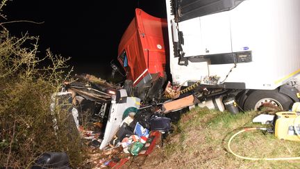 Un&nbsp;minibus percuté par un poids lourd sur la nationale 79, entre Moulins et Montbeugny (Allier),&nbsp;dans la nuit du 24 au&nbsp;25 mars 2016.&nbsp; (MAXPPP)