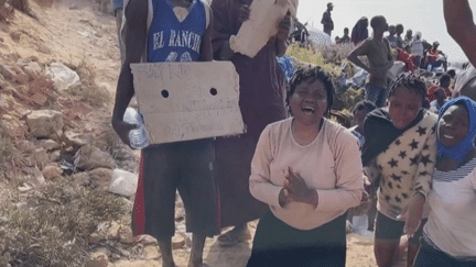 Dans le désert entre la Tunisie et la Libye, l'errance de centaines de migrants à bout de force (FRANCE 2)