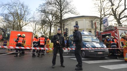 Des policiers postés devant la grande mosquée de Bruxelles (Belgique), le 26 novembre 2015. (ERIC LALMAND / BELGA MAG)