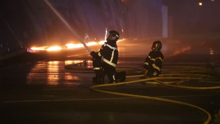 Des pompiers en intervention sur l'incendie d'un bâtiment à Wittelsheim (Haut-Rhin). (VINCENT VOEGTLIN / MAXPPP)