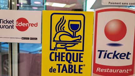 Plusieurs marques proposent des "titres-restaurants" qui permettent aux salariés de manger durant leur journée de travail. (MOURAD ALLILI / MAXPPP)