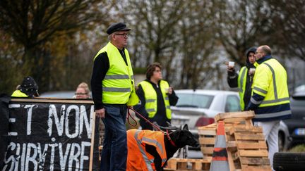 Des "gilets jaunes" au rond-point de Torcé (Ile-et-Vilaine), le 2 décembre 2018. (JEAN-FRANCOIS MONIER / AFP)