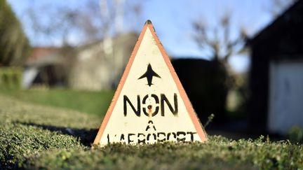 Le logo des opposants à l'aéroport de Notre-Dame-des-Landes, lors d'une&nbsp;manifestation, samedi 9 janvier 2016, à Nantes (Loire-Atlantique). (LOIC VENANCE / AFP)