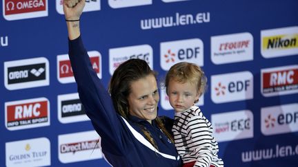 Laure Manaudou et sa fille Manon aux championnats d'Europe de natation, le 24 novembre 2012. (ERIC FEFERBERG / AFP)