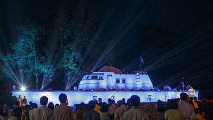 Ce grand bateau blanc, échoué loin du rivage, a été le décor des cérémonies de commémoration du tsunami de 2004 en Thaïlande, dix ans après la catastrophe, déclenchée par un séisme de magnitude 9,3 au large de l'Indonésie. Le raz-de-marée a fait 220.000 morts dont près de 170.000 en Indonésie, 31.000 au Sri Lanka, 16.400 en Inde et 5400 en Thaïlande. (Athit Perawongmetha / REUTERS)