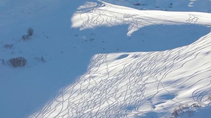 Montagne : les témoignages de snowboarders qui ont survécu a une avalanche (France 2)