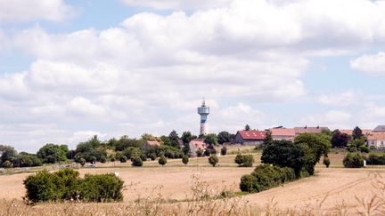 Le&nbsp;château d'eau dans le village de Courdimanche dans le Val-d'Oise. (BRUNO LEVESQUE / MAXPPP)