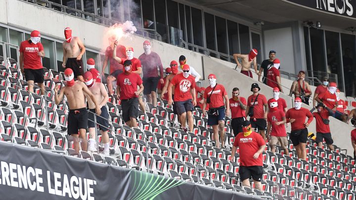 Des fans colognais lors des incidents en marge du match de Ligue Europa contre Nice, le 8 septembre 2022. (RALF TREESE/DEFODI IMAGES/SHUTTE/SIPA)