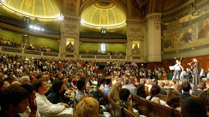 &nbsp; (Cérémonie de remise des récompenses du concours, dans l'amphithéâtre de la Sorbonne au début des années 2000. Le concours a survécu aux critiques © MaxPPP)