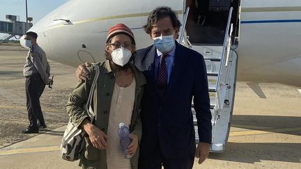 Le journaliste américain Danny Fenster aux côtés de l'ancien diplomate américain Bill Richardson, le 15 novembre 2021 à l'aéroport international de Naypyidaw (Birmanie). (RICHARDSON CENTER / AFP)