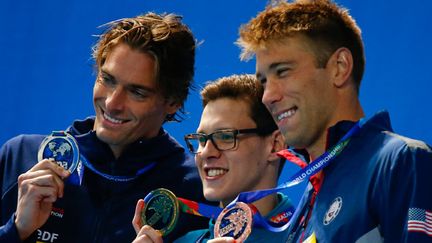 &nbsp; (Le Français Camille Lacourt (gauche) a finit deuxième du 100m dos derrière l'Australien Mitch Larkin et devant l'Américain Matt Grevers © REUTERS / Michael Dalder)