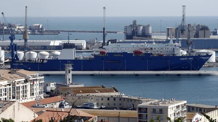 Le navire-usine Odeep One, dans le port de Sète (Hérault), le 2 avril 2020. Le navire spécialisé dans le dessalage et l'embouteillage d'eau de mer s'est reconverti dans la production de solution hydroalcoolique.&nbsp; (GUILLAUME HORCAJUELO / EPA)