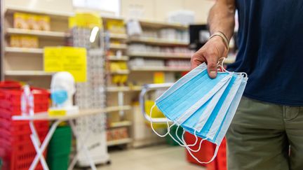 Des masques en tissu réutilisables vendus dans une pharmacie à Lyon, le 27 avril 2020. (KONRAD K./SIPA)