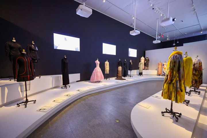 L'exposition "Karl Lagerfeld : A Line of Beauty" au Metropolitan Museum de New York, le 1er mai 2023 (ARTURO HOLMES/MG23 / GETTY IMAGES NORTH AMERICA)