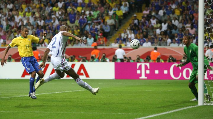 Ce coup franc face au Br&eacute;sil, en quart de finale de la Coupe du monde 2006, est la seule passe d&eacute;cisive&nbsp;de Zin&eacute;dine Zidane pour Thierry Henry, &agrave; Francfort (Allemagne). ( CHARLES PLATIAU / REUTERS)