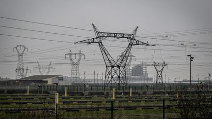 Une ligne à haute-tension à Meyzieu (Rhône), le 10 janvier 2024. (JEFF PACHOUD / AFP)