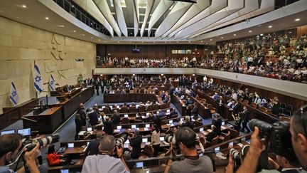 Les parlementaires réunis au sein de la Knesset, le Parlement israélien, le 13 juin 2021 à Jérusalem. (EMMANUEL DUNAND / AFP)