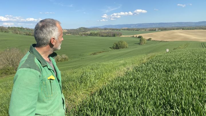 L'agriculteur Jean-Philippe Rouanet sur son exploitation, le 19 avril 2023 à Lacroisille (Tarn). (THOMAS BAIETTO / FRANCEINFO)