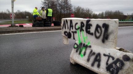 Des "gilets jaunes" sur un rond-point à Moncel-lès-Lunéville, en Meurthe-et-Moselle, le 4 décembre 2018 (photo d'illustration). (THIERRY COLIN / FRANCE-BLEU SUD LORRAINE)