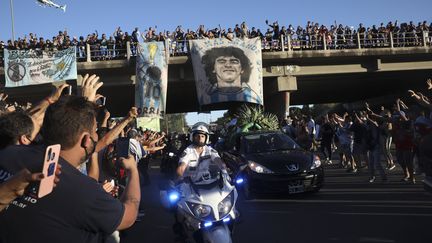 Des milliers de fans se sont massés sur les 37km du parcours du cortège entre le palais présidentiel et le cimetière, en périphérie de Buenos Aires (RODRIGO ABD/AP/SIPA / SIPA)