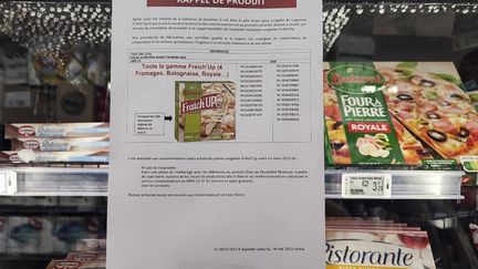 Des consignes de rappel des pizzas Fraich'up de Buitoni dans un supermarché du 15e arrondissement de Paris, le 6 avril 2022. (LAURE BOYER / HANS LUCAS / AFP)