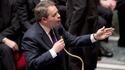 Le ministre de la Santé, Xavier Bertrand, répond à une question d'un député à l'Assemblée nationale, le 1er mars 2011. (AFP - Martine Bureau)