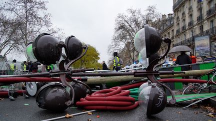 Du mobilier urbain a été aussi détruit lors de la manifestation des "gilets jaunes", samedi 1er décembre 2018 à Paris. (- / AFP)