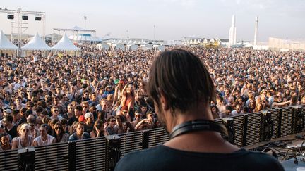 Ricardo Villalobos face à la foule du Weather Festival 2014 au Bourget.
 (Jacob Khrist)