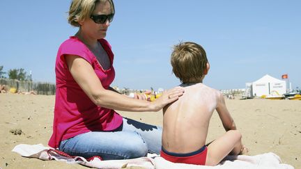 Sur dix cr&egrave;mes solaires pour enfants, six prot&egrave;gent moins que l'indice affich&eacute; sur l'&eacute;tiquette, selon une &eacute;tude de "60 millions de consommateurs" publi&eacute;e le 26 juin 2013. (LEMOINE / BSIP / AFP)