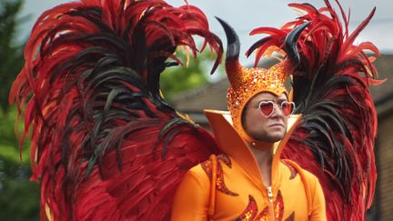 La fameuse tenue de diable orange, à cornes et ailes, que porte l'acteur Taron Egerton dans le biopic sur Elton John Rocketman. (DAVID APPLEBY / GAVIN BOND / PARAMOUNT PICTURES)