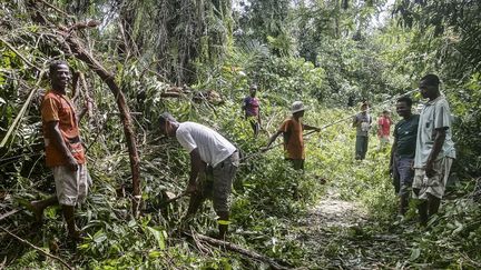 Des habitants de Mahanoro (Madagascar) constatent les dégâts causés par le passage du cyclone Batsirai, dimanche 6 février 2022. (LAURE VERNEAU / AFP)