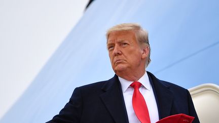 Donald Trump monte à bord d'un avion à&nbsp;Harlingen (Texas, Etats-Unis), le 12 janvier 2021. (MANDEL NGAN / AFP)