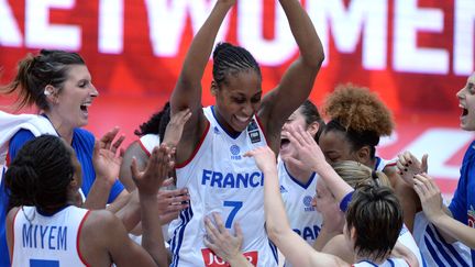 Les Bleues c&eacute;l&egrave;brent leur victoire face aux Russes (77-74), jeudi 25 juin 2015, en quarts de finale de l'Eurobasket &agrave; Budapest (Hongrie).&nbsp; (ATTILA KISBENEDEK / AFP)