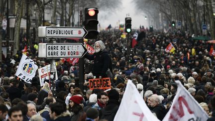 Des manifestants contre les réformes du gouvernement, à Paris, le 22 mars 2018. (PHILIPPE LOPEZ / AFP)