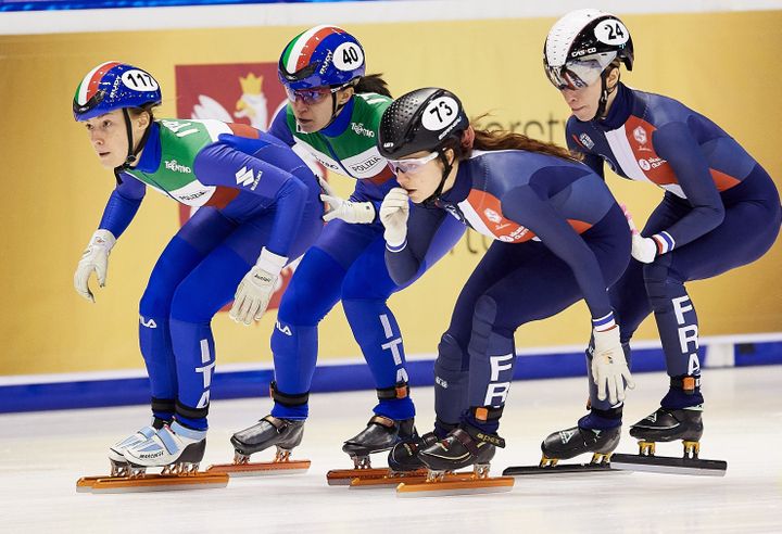 Gwendoline Daudet (numéro 73) lors des séries&nbsp;du relais féminin&nbsp;aux Championnats d'Europe, à Gdansk (Pologne), le 22 janvier 2021. (ADAM WARZAWA / PAP)