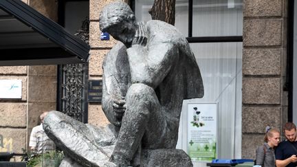 Statue de Nikola Tesla dans le contre de Zagreb (Croatie). Photo d'illustration. (DENIS LOVROVIC / AFP)