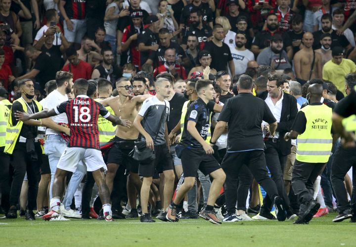 Mario Lemina tente de contenir les supporters, fous de rage. (JEAN CATUFFE / JEAN CATUFFE)