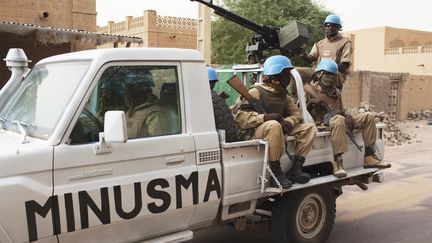 Des soldats de l'ONU patrouillent dans les rues de Tombouctou (Mali), le 28 juillet 2013. (JOE PENNEY / REUTERS)