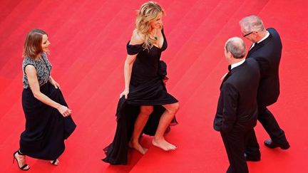 &nbsp; (Julia Roberts qui montait les marches pour la première fois l'a fait pieds nus © REUTERS / Yves Herman)