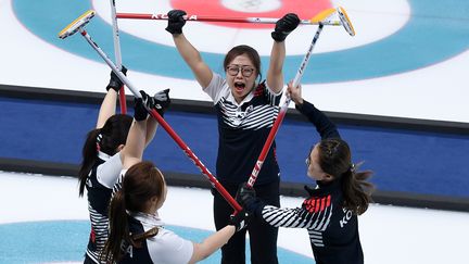 C'est devenue un phénomène en Corée du Sud en 15 jours. L'équipe de curling féminine coréenne, surnommée la "Kim Team", puisque toutes les joueuses s'appellent Kim,&nbsp;s'est même qualifiée pour la finale en battant le Japon le vendredi 23 février à Pyeongchang (Corée du Sud). Elles ont perdu en finale contre la Suède. (WANG ZHAO / AFP)